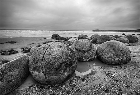 simsearch:400-07406095,k - Moeraki Boulders on the Koekohe beach, Eastern coast of New Zealand. HDR image, black and white Foto de stock - Super Valor sin royalties y Suscripción, Código: 400-07498513