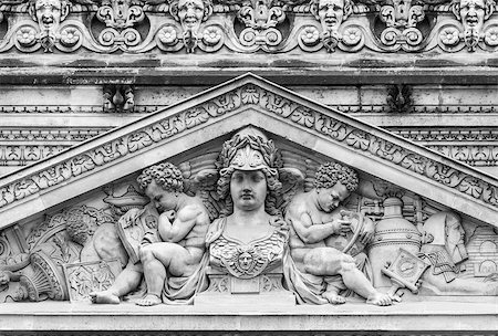 simsearch:400-04027720,k - Louvre facade statue above the Passage Richelieu, Fotografie stock - Microstock e Abbonamento, Codice: 400-07499219