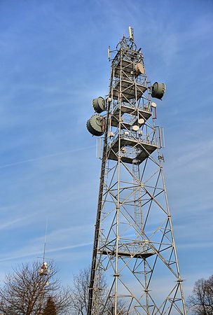 simsearch:400-04865092,k - Metal construction transmitters with antennas over blue sky Stockbilder - Microstock & Abonnement, Bildnummer: 400-07504166