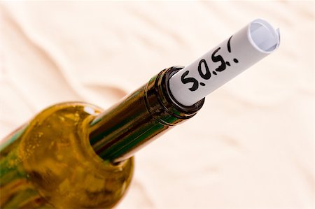 simsearch:700-02080408,k - wine bottle with a note in the sand on the beach Photographie de stock - Aubaine LD & Abonnement, Code: 400-07504673