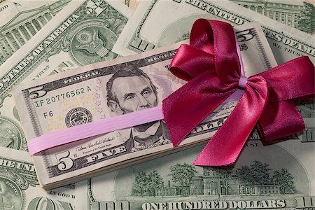 simsearch:400-07218310,k - Pack of dollar bills with red bow Photographie de stock - Aubaine LD & Abonnement, Code: 400-07505153