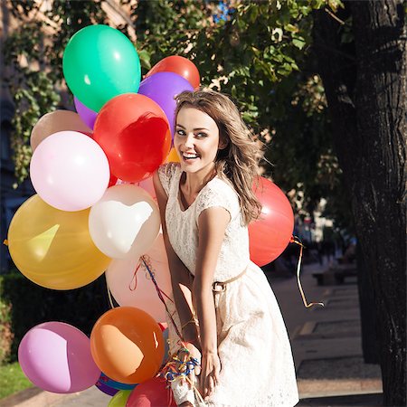 beautiful happy girl in summer dress with a bunch of multicolored balloons on the bench Foto de stock - Super Valor sin royalties y Suscripción, Código: 400-07506329