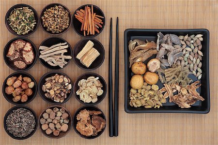 simsearch:400-07169572,k - Large chinese herbal medicine selection in wooden bowls and square dish with chopsticks obver bamboo. Foto de stock - Super Valor sin royalties y Suscripción, Código: 400-07507358