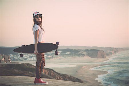 Beautiful fashion skater girl posing with  a skate board Foto de stock - Super Valor sin royalties y Suscripción, Código: 400-07507527