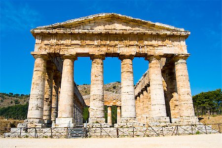 segesta - Ancient temple of Segesta in the valley - Trapani, Sicily Foto de stock - Royalty-Free Super Valor e Assinatura, Número: 400-07508126