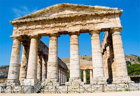 segesta - Ancient temple of Segesta in the valley - Trapani, Sicily Foto de stock - Royalty-Free Super Valor e Assinatura, Número: 400-07508127