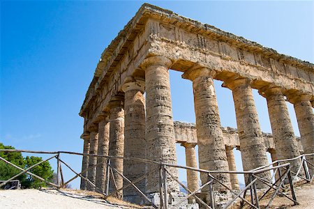 segesta - Ancient temple of Segesta in the valley - Trapani, Sicily Foto de stock - Royalty-Free Super Valor e Assinatura, Número: 400-07508128