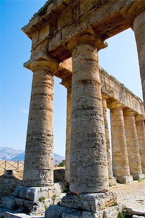 segesta - Ancient temple of Segesta in the valley - Trapani, Sicily Foto de stock - Royalty-Free Super Valor e Assinatura, Número: 400-07508129