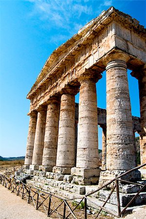 segesta - Ancient temple of Segesta in the valley - Trapani, Sicily Foto de stock - Royalty-Free Super Valor e Assinatura, Número: 400-07508134