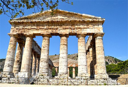 segesta - Ancient temple of Segesta in the valley - Trapani, Sicily Foto de stock - Royalty-Free Super Valor e Assinatura, Número: 400-07508137