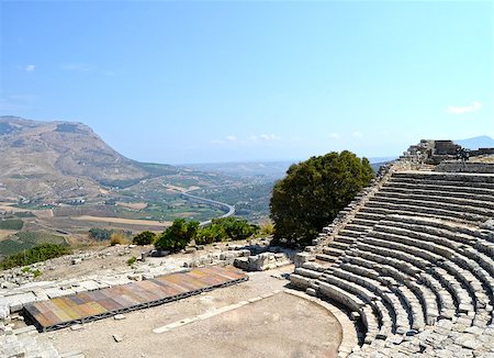 simsearch:400-07508137,k - Archaeological site with the temple and theater - Segesta Photographie de stock - Aubaine LD & Abonnement, Code: 400-07508138