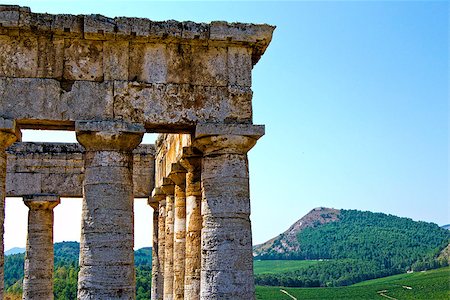 simsearch:400-07508137,k - Ancient temple of Segesta in the valley - Trapani, Sicily Photographie de stock - Aubaine LD & Abonnement, Code: 400-07508132