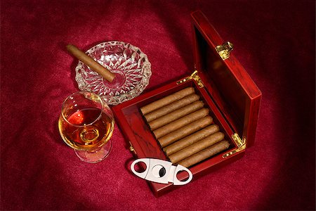 simsearch:400-05292494,k - cigars in the box and glass with whisky, close up shallow dof Foto de stock - Super Valor sin royalties y Suscripción, Código: 400-07501382