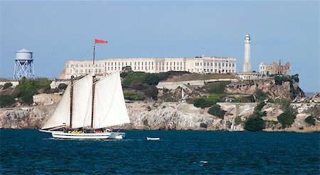 simsearch:400-05205948,k - Alcatraz jail in San Francisco bay Foto de stock - Super Valor sin royalties y Suscripción, Código: 400-07501512