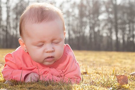small babies in park - Little baby on the grass in the sun Photographie de stock - Aubaine LD & Abonnement, Code: 400-07502340