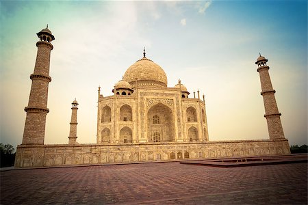 simsearch:400-05006924,k - Photo of the Taj Mahal in Agra, India. Photographie de stock - Aubaine LD & Abonnement, Code: 400-07503284