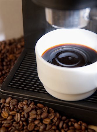 simsearch:400-07976610,k - Close up coffee maker machine with white coffee cup and coffe bean Stockbilder - Microstock & Abonnement, Bildnummer: 400-07503349