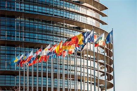 eec headquarters - The European Parliament building in Strasbourg, France with flags waving on a spring evening Foto de stock - Super Valor sin royalties y Suscripción, Código: 400-07503358
