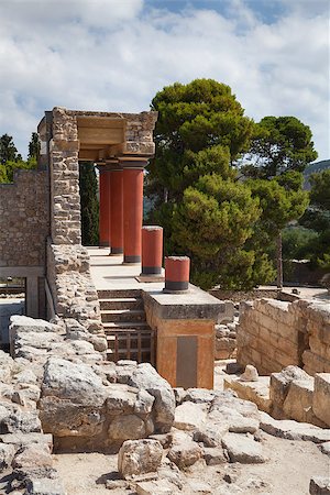 KNOSSOS, GREECE - JULY 2: North entrance of Knossos Palace with bull fresco in Crete island outside Heraklion, Greece July 2, 2012 Photographie de stock - Aubaine LD & Abonnement, Code: 400-07503526