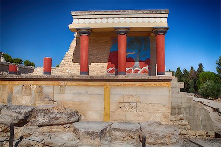 KNOSSOS, GREECE - JULY 2: North entrance of Knossos Palace with bull fresco in Crete island outside Heraklion, Greece July 2, 2012 Photographie de stock - Aubaine LD & Abonnement, Code: 400-07503523