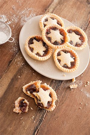 stockarch (artist) - Eating tasty home baked Christmas mince pies freshly baked in a rustic kitchen and decorated with pastry stars Foto de stock - Royalty-Free Super Valor e Assinatura, Número: 400-07503887