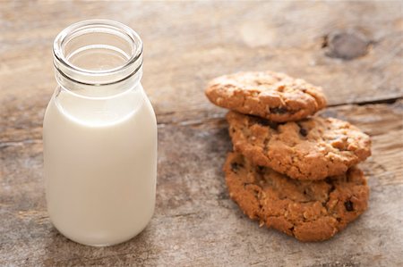 stockarch (artist) - Childhood treat of a glass bottle of fresh milk served with crunchy cookies for a delicious snack Foto de stock - Royalty-Free Super Valor e Assinatura, Número: 400-07503893