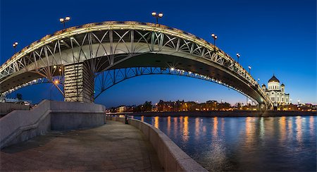 simsearch:400-08037885,k - Panorama of Christ the Saviour Cathedral and Patriarshy Bridge in the Evening, Moscow, Russia Stockbilder - Microstock & Abonnement, Bildnummer: 400-07514957