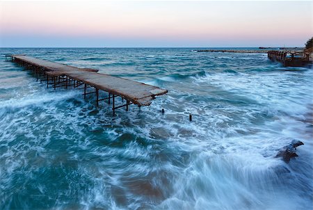 Evening sea storm and ruined pier (Black Sea, Bulgaria). Photographie de stock - Aubaine LD & Abonnement, Code: 400-07515065