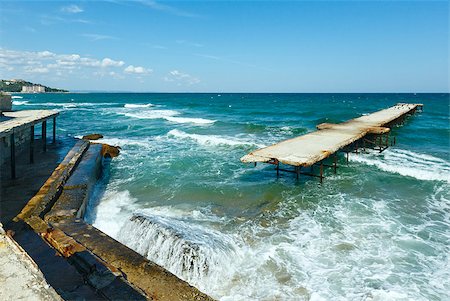 simsearch:400-07248217,k - Sea storm and ruined pier with gulls on him (Black Sea, Bulgaria, near Varna). Foto de stock - Super Valor sin royalties y Suscripción, Código: 400-07515068