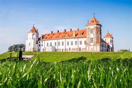 simsearch:400-04706522,k - Castle in the town of Mir. Belarus. Sunny day. Foto de stock - Super Valor sin royalties y Suscripción, Código: 400-07515223