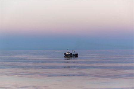 Misty sunset in Pacific ocean. Fising ship. Fotografie stock - Microstock e Abbonamento, Codice: 400-07515249