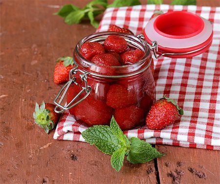 simsearch:400-06639321,k - homemade jam from fresh ripe strawberries in a glass jar Stock Photo - Budget Royalty-Free & Subscription, Code: 400-07515754