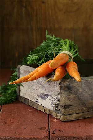 simsearch:400-07982459,k - fresh organic carrots with green leaves on a wooden background Photographie de stock - Aubaine LD & Abonnement, Code: 400-07515756