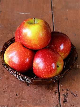 simsearch:400-07249854,k - Red ripe apples in a wicker basket on a wooden table Stockbilder - Microstock & Abonnement, Bildnummer: 400-07515770