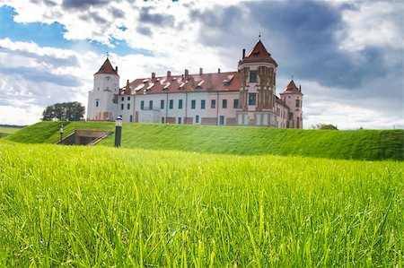 Castle in the town of Mir. Belarus. Sunny day. Foto de stock - Super Valor sin royalties y Suscripción, Código: 400-07516326