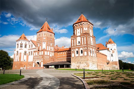 simsearch:400-04706522,k - Castle in the town of Mir. Belarus. Sunny day. Foto de stock - Super Valor sin royalties y Suscripción, Código: 400-07516327