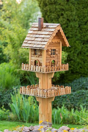 simsearch:400-06520273,k - Homemade bird house nexto to a pond in the backyard Stock Photo - Budget Royalty-Free & Subscription, Code: 400-07517184