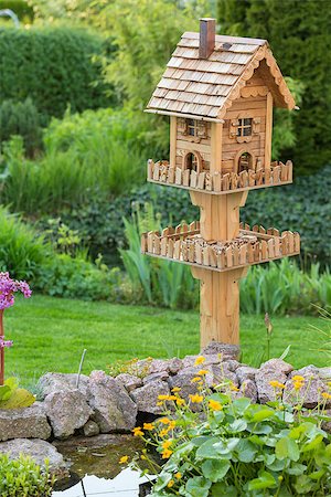 simsearch:400-07297829,k - Homemade bird house nexto to a pond in the backyard Foto de stock - Super Valor sin royalties y Suscripción, Código: 400-07517183