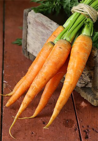 simsearch:400-07982459,k - fresh organic carrots with green leaves on a wooden background Photographie de stock - Aubaine LD & Abonnement, Code: 400-07518524