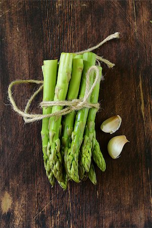 dream79 (artist) - fresh green organic asparagus on a wooden background Photographie de stock - Aubaine LD & Abonnement, Code: 400-07518529