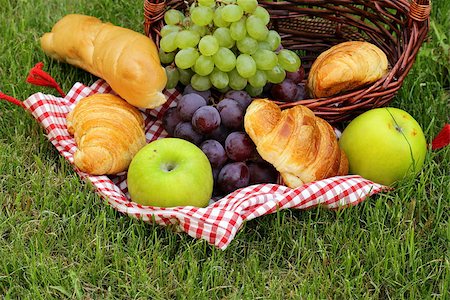 simsearch:400-05194830,k - picnic on green grass with grapes and croissants Stockbilder - Microstock & Abonnement, Bildnummer: 400-07518534