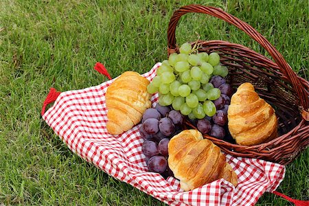 simsearch:400-05194830,k - picnic on green grass with grapes and croissants Stockbilder - Microstock & Abonnement, Bildnummer: 400-07518532