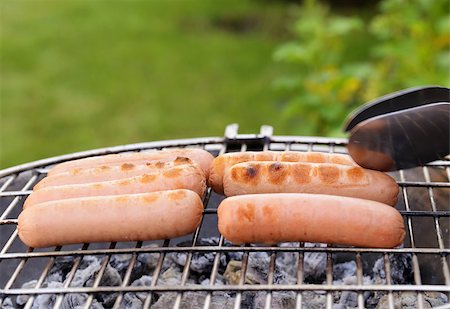 simsearch:400-07545040,k - roasted sausages on a barbecue grill outdoors picnic Photographie de stock - Aubaine LD & Abonnement, Code: 400-07518769