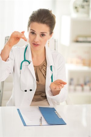 simsearch:400-07519214,k - Medical doctor woman sitting in office and explaining Stock Photo - Budget Royalty-Free & Subscription, Code: 400-07519145