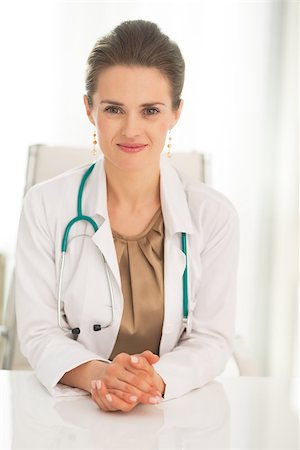 simsearch:400-07519214,k - Portrait of medical doctor woman sitting in office Stock Photo - Budget Royalty-Free & Subscription, Code: 400-07519140
