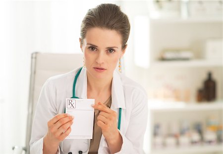 simsearch:400-07099882,k - Medical doctor woman pointing on prescription Photographie de stock - Aubaine LD & Abonnement, Code: 400-07519153