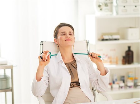 simsearch:400-07519214,k - Relaxed medical doctor woman sitting in office Stock Photo - Budget Royalty-Free & Subscription, Code: 400-07519176