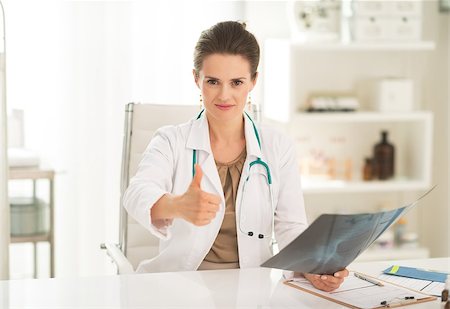 simsearch:400-07099823,k - Medical doctor woman with fluorography showing thumbs up Stock Photo - Budget Royalty-Free & Subscription, Code: 400-07519233