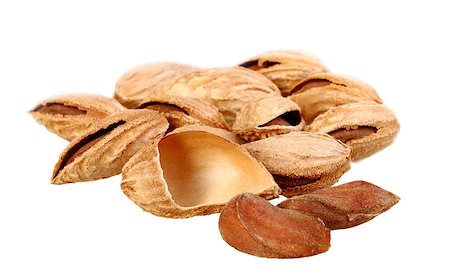 simsearch:400-05309215,k - Heap of brown almond nuts isolated on white background. Close-up. Studio photography. Fotografie stock - Microstock e Abbonamento, Codice: 400-07510378