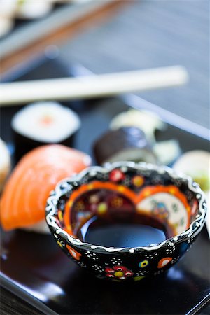 simsearch:689-03123940,k - Closeup of bowl of soy sauce on sushi plate Photographie de stock - Aubaine LD & Abonnement, Code: 400-07511354